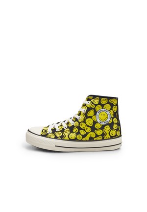 Sneakers alte in tela con una base nera e motivi di faccine sorridenti gialle; presentano lacci bianchi e un patch rotondo con logo.