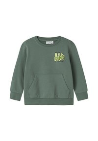 Sudadera verde hecha de tela suave, con cuello redondo, mangas largas, bolsillo delantero y un estampado gráfico "NYC" en amarillo y negro.
