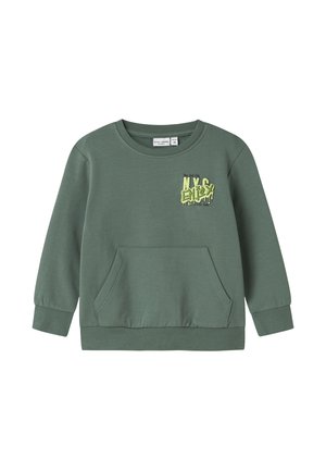 Sudadera verde hecha de tela suave, con cuello redondo, mangas largas, bolsillo delantero y un estampado gráfico "NYC" en amarillo y negro.