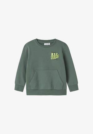 Sudadera verde hecha de tela suave, con cuello redondo, mangas largas, bolsillo delantero y un estampado gráfico "NYC" en amarillo y negro.