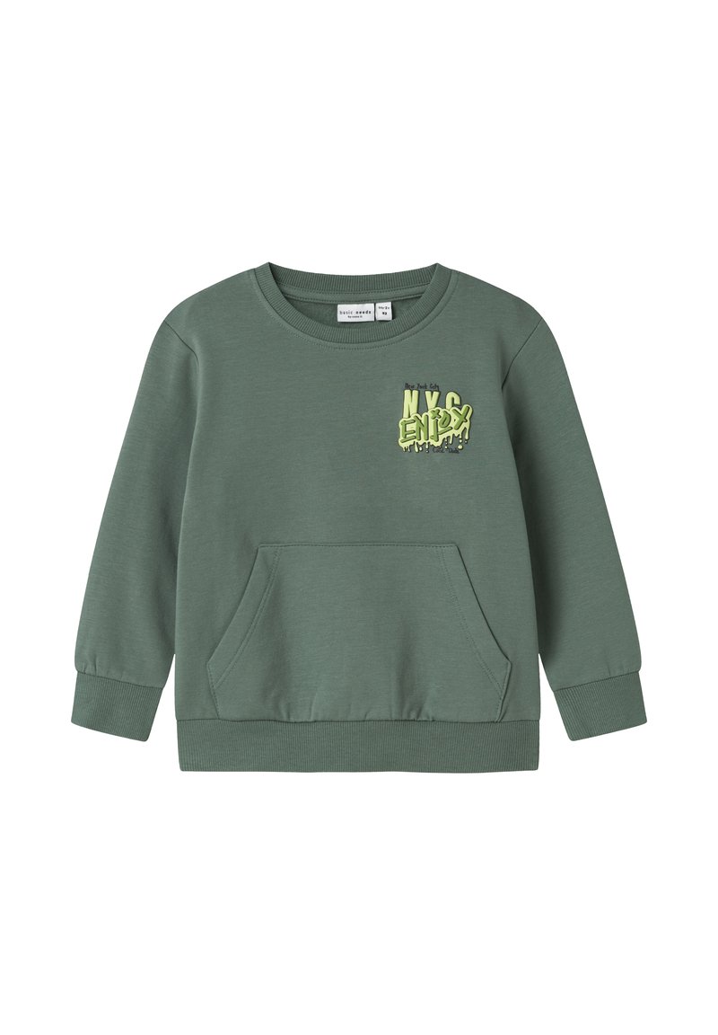 Sudadera verde hecha de tela suave, con cuello redondo, mangas largas, bolsillo delantero y un estampado gráfico "NYC" en amarillo y negro.