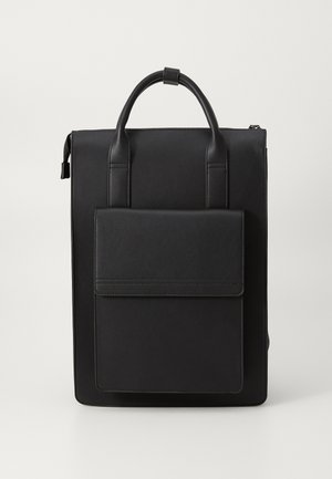 Zwarte leren rugzak met een minimalistisch ontwerp. Voorzien van een bovenhandvat, verstelbare schouderbanden en een voorvak met een flap sluiting. Soepele textuur.