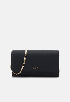 Schwarze Handgelenktasche aus strukturiertem Leder mit goldener Kettenriemen und LIU JO Markenlogo in Gold auf der vorderen Klappe.