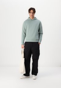 Calvin Klein ENLARGED BACK LOGO HOODIE - Majica s kapuljačom - slate gray