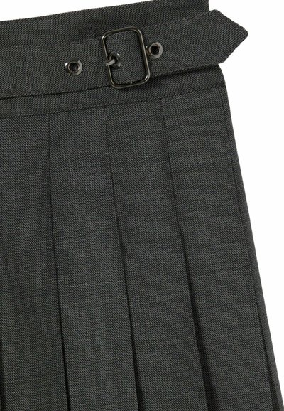 Falda plisada gris oscuro con una cintura ceñida que presenta una hebilla metálica rectangular. La tela muestra un patrón de tejido texturizado.
