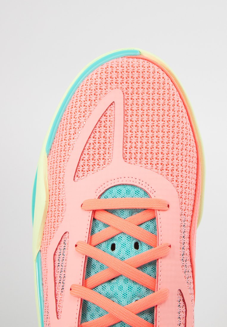 Zapatillas para hombre con parte superior de malla rosa, acentos turquesa y cordones naranjas. Incluyen una suela texturizada y un diseño aerodinámico.