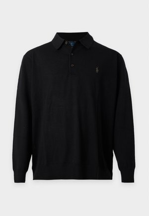 Polo noir à manches longues avec trois boutons et petit logo brodé sur la poitrine gauche, présenté sur un fond clair uni.
