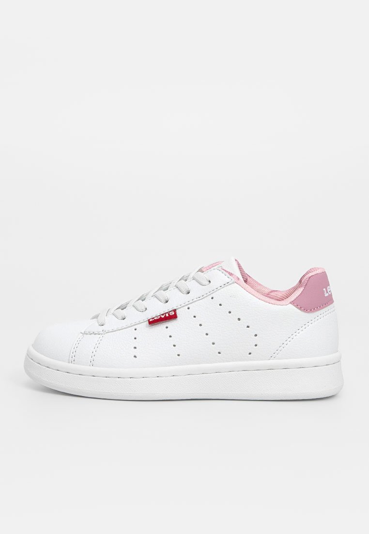 Baskets en cuir blanc avec des accents roses, design perforé, lacets gris et un logo Levi's rouge sur le côté. Semelle plate en caoutchouc.