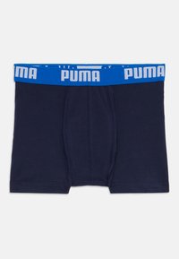 Mørkeblå bomullsbokser med bred lyseblå midjebånd som har "PUMA" i hvit skrift. Designet med en frontlomme og sømdetaljer.