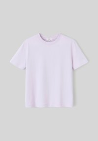 T-shirt en coton violet clair avec un col rond et des manches courtes. Design simple sans motifs ni ornements. Texture douce.