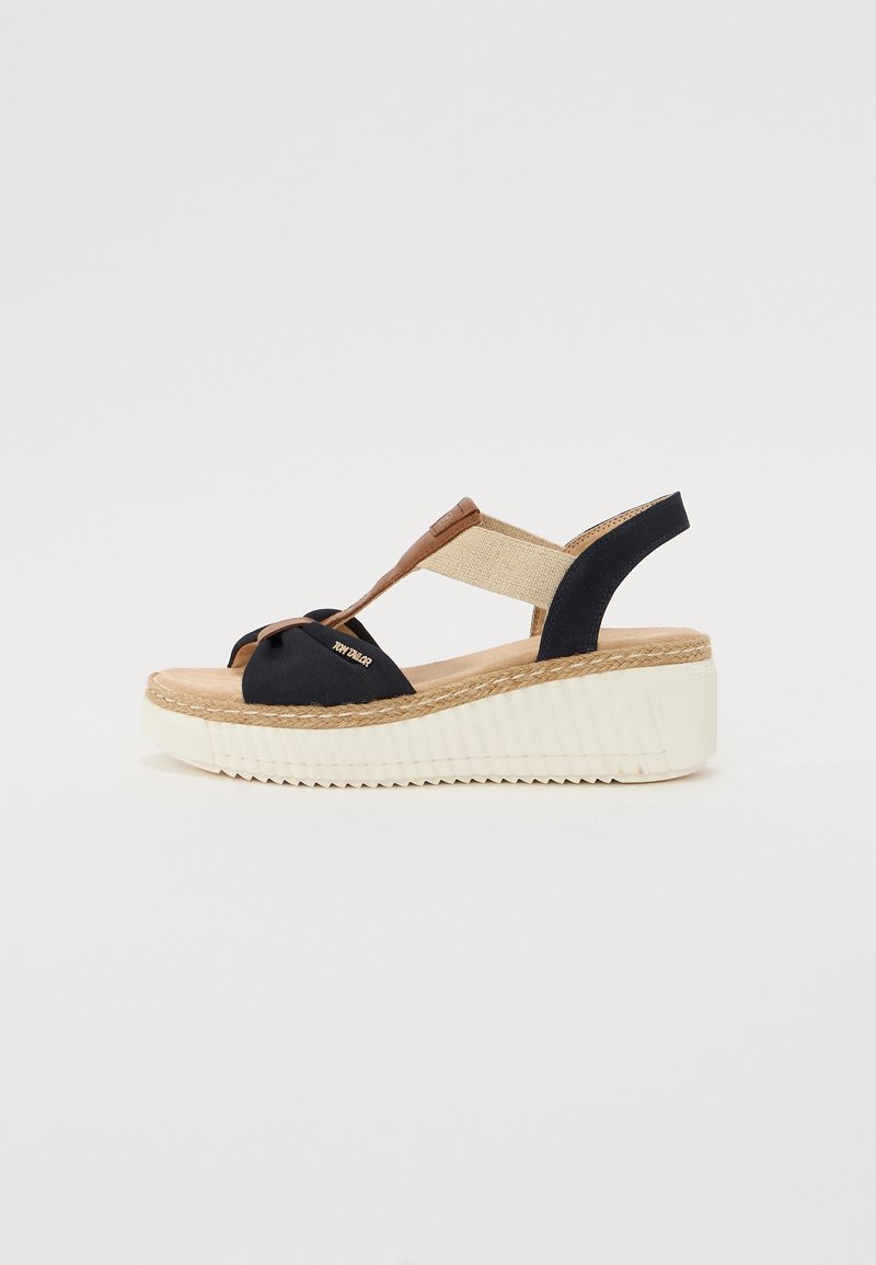Marineblå og beige espadrillosandaler med en tykk, hvit kile- såle, med vevd jute-detalj og kryss-stroppedesign i fabric.