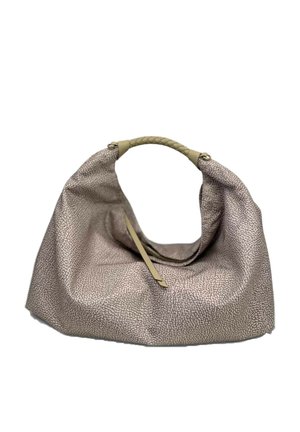 Blød beige håndtaske med et struktureret mønster, afslappet form og flettehåndtag, der hviler på en hvid baggrund.