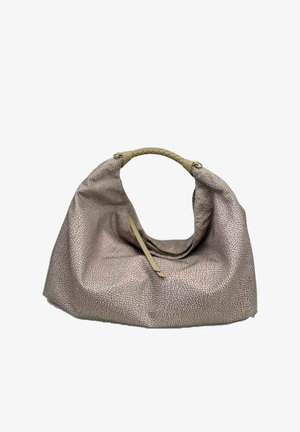 Blød beige håndtaske med et struktureret mønster, afslappet form og flettehåndtag, der hviler på en hvid baggrund.