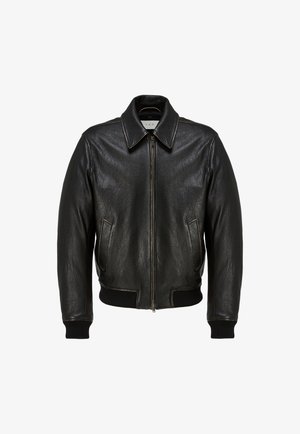 Czarna skórzana kurtka bomberka z przednim zamkiem błyskawicznym, ściągaczami przy mankietach i dolnym brzegu, dwoma ukośnymi kieszeniami bocznymi oraz spiczastym kołnierzem.