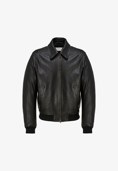 Chaqueta bomber de cuero negro con cremallera frontal, puños y dobladillo acanalados, dos bolsillos laterales en ángulo y cuello puntiagudo.