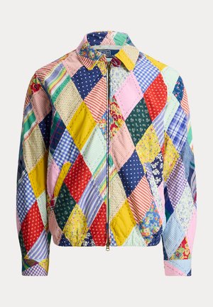 Vatteret jakke med lynlås foran med flerfarvede diamantformede lapper med mønstre som blomster, striber, tern og prikker.