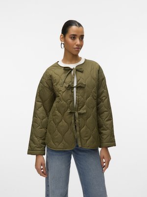 Vero Moda SABINE QUILTED TIE JACKET - Jachetă subțire - rifle green
