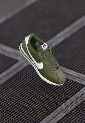 CORTEZ - Sneakers low - med olive/sail