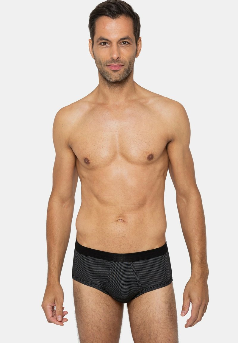 Schwarz gestreifte Herrenunterhose mit glatter Textur und elastischem Bund. Das Design zeigt horizontale blaue Linien auf einem dunklen Hintergrund.