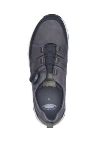 Grijze leren schoen met een ronde draaiknop voor maatregeling, gestructureerde veters en een flexibele rubberen zool. Maat 8 gedrukt aan de binnenzijde.