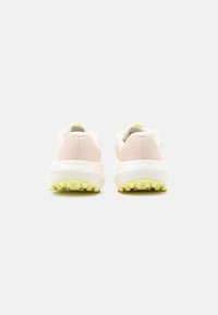 Ζευγάρι αθλητικά παπούτσια σε λευκό και απαλό ροζ χρώμα με κίτρινες σόλες, από πίσω σε λευκό φόντο.