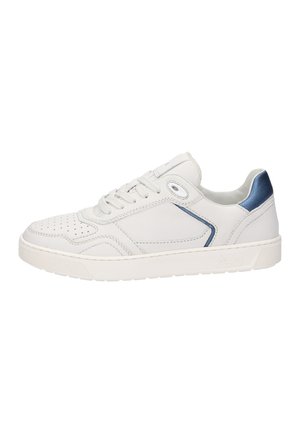 Sneaker bianca in pelle con punta forata, accenti blu a contrasto sul tallone e suola piatta in gomma. Caratterizzata da una tradizionale allacciatura.