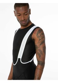 Schwarzes athletisches ärmelloses Oberteil mit weißen Mesh-Trägern, das ein strukturiertes Muster und ein stromlinienförmiges Design aufweist, geeignet für Sportbekleidung.