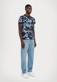 Versace Jeans Couture CHROMO - Tričko s potlačou - black/royal blue