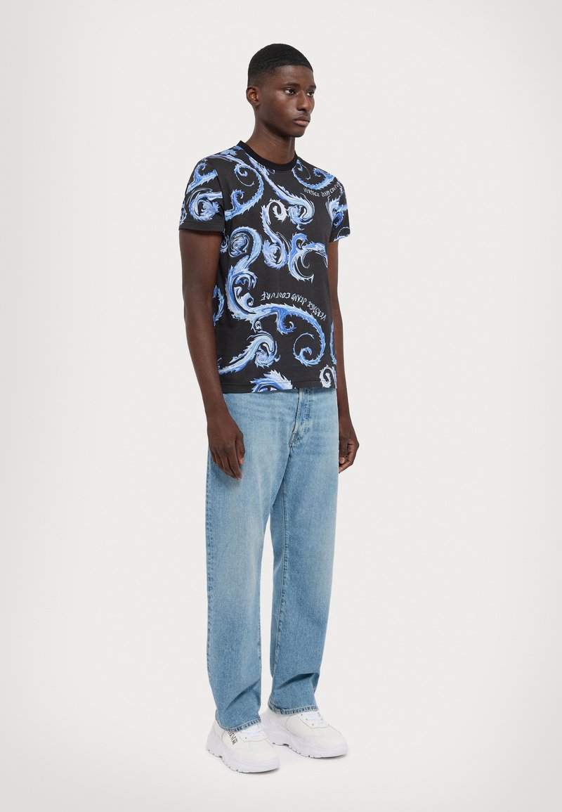 Versace Jeans Couture CHROMO - Tričko s potlačou - black/royal blue