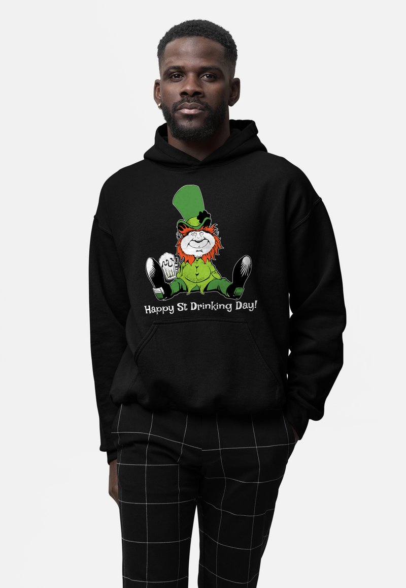 Czarna bluza z kapturem z kolorową grafiką leprechauna w zielonym kapeluszu oraz napisem "Szczęśliwego Dnia Picia!" Napis jest biały i radosny.