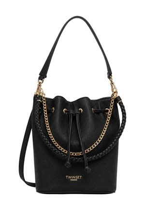 Borsa a secchiello in pelle nera con manico intrecciato, dettaglio catena dorata, chiusura con coulisse e logo Twinset Milano sul davanti.
