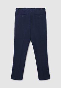 Marineblaue Hose mit glatter Textur, geraden Beinen, zwei mit Knöpfen versehenen Gesäßtaschen und Gürtelschlaufen an der Taille.