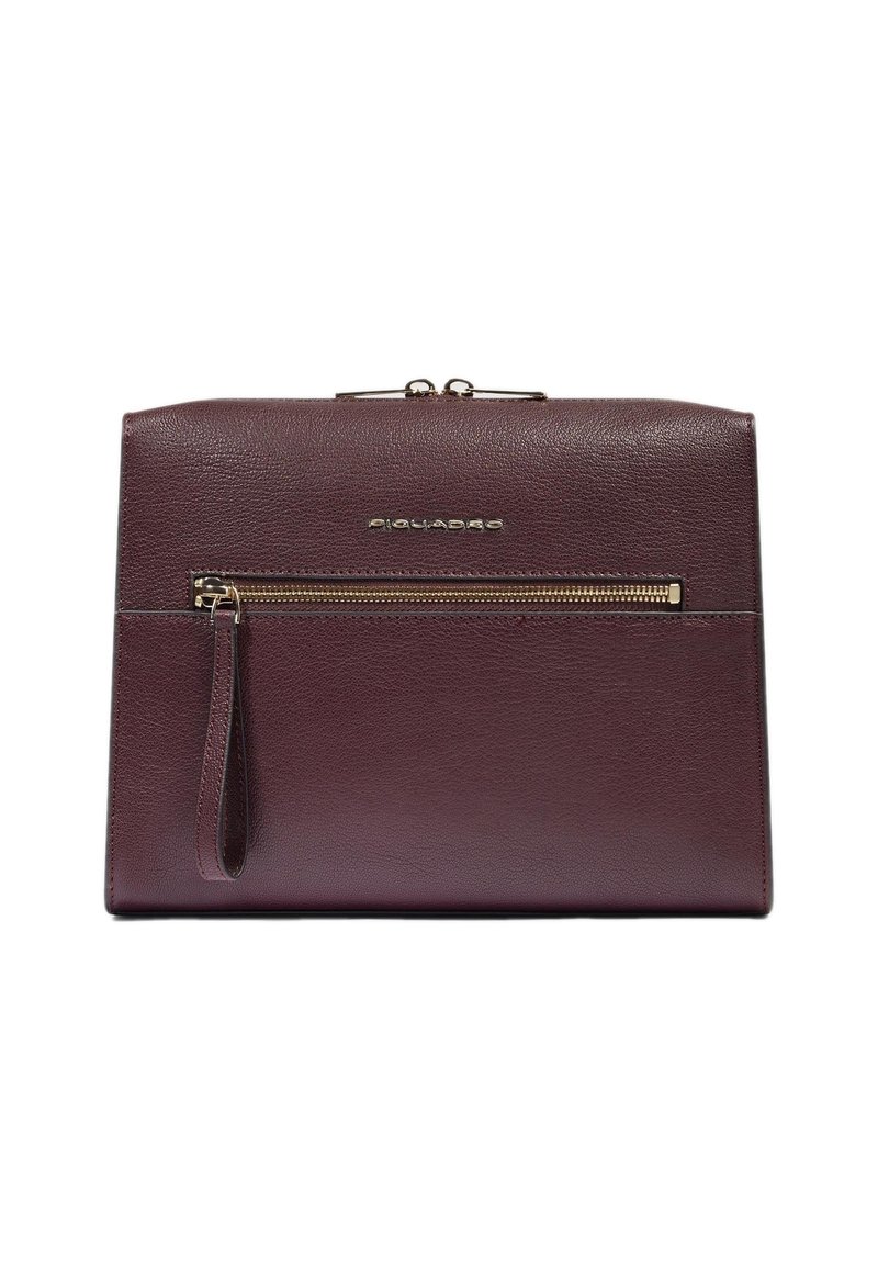 Bolso de cuero burdeos oscuro con acabado texturizado, un bolsillo frontal con cremallera y una correa para la muñeca. Presenta herrajes y detalles de marca en tono dorado.