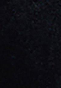 Superficie nera texture con una finitura ruvida e opaca, che mostra sottili variazioni nella luce e nella profondità del colore. Nessun motivo o dettaglio distinto visibile.
