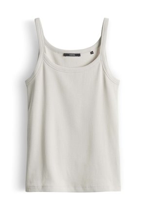 Lichtbeige ribgebreide tanktop met dunne bandjes, een ronde halslijn en een klein zwart merklapje aan de binnenkant van de achterkant van de kraag.