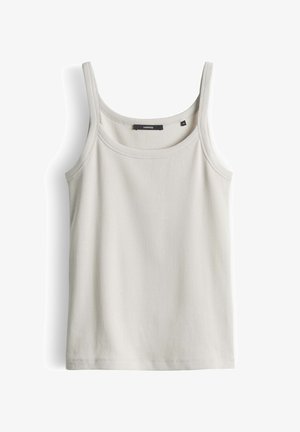 Lichtbeige ribgebreide tanktop met dunne bandjes, een ronde halslijn en een klein zwart merklapje aan de binnenkant van de achterkant van de kraag.