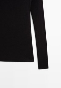 Schwarzes Langarmshirt aus einem weichen, dehnbaren Stoff. Verfügt über einen runden Halsausschnitt und eine figurbetonte Silhouette mit glatter Textur.