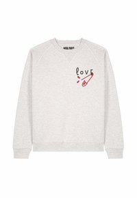 Felpa grigio chiaro con la scritta "love" e un design a spilla di sicurezza rossa sul petto superiore sinistro, con scollo rotondo e maniche lunghe.