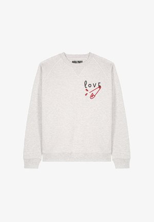 Felpa grigio chiaro con la scritta "love" e un design a spilla di sicurezza rossa sul petto superiore sinistro, con scollo rotondo e maniche lunghe.