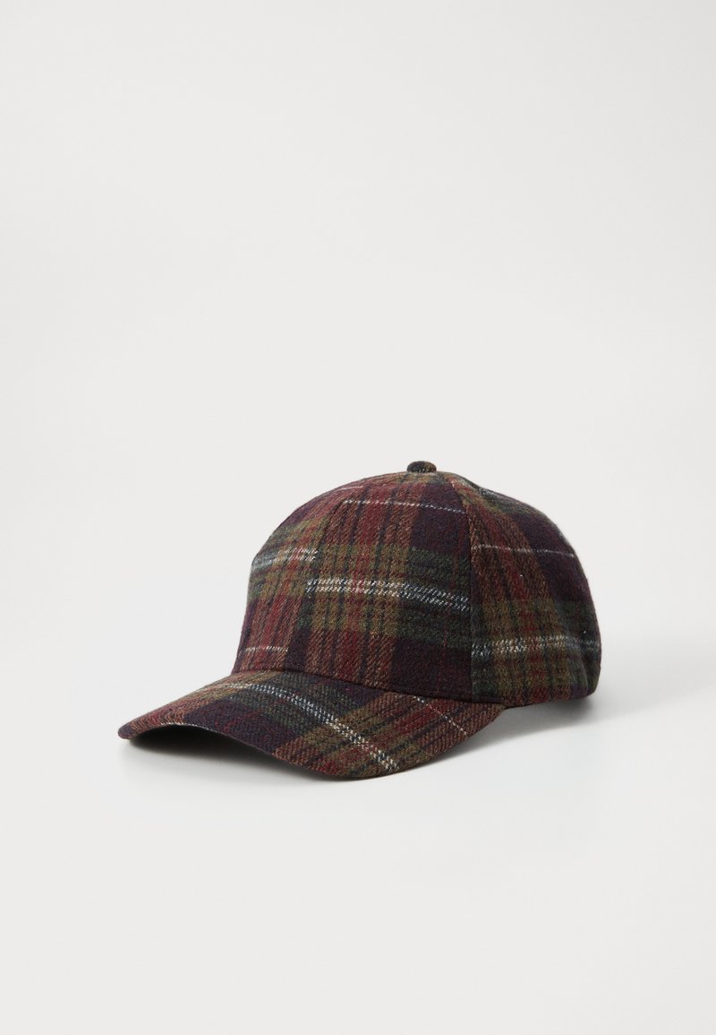 Casquette de baseball avec visière incurvée en tissu écossais rouge foncé, vert et marron sur fond blanc.