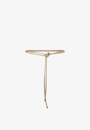 Cintura sottile in pelle beige legata con un nodo frontale e con le estremità lunghe che pendono su uno sfondo bianco.
