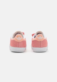 adidas Originals GAZELLE UNISEX - Športni copati - pink