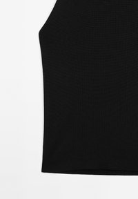 Top in tessuto a costine nero, caratterizzato da un design senza maniche e una texture liscia e elastica. L'orlo è dritto, senza ulteriori dettagli.