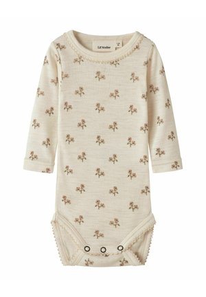 Body à manches longues pour bébé en crème avec un petit motif floral rose. Comprend des fermetures à pression au bas et une bordure texturée le long de l'encolure.