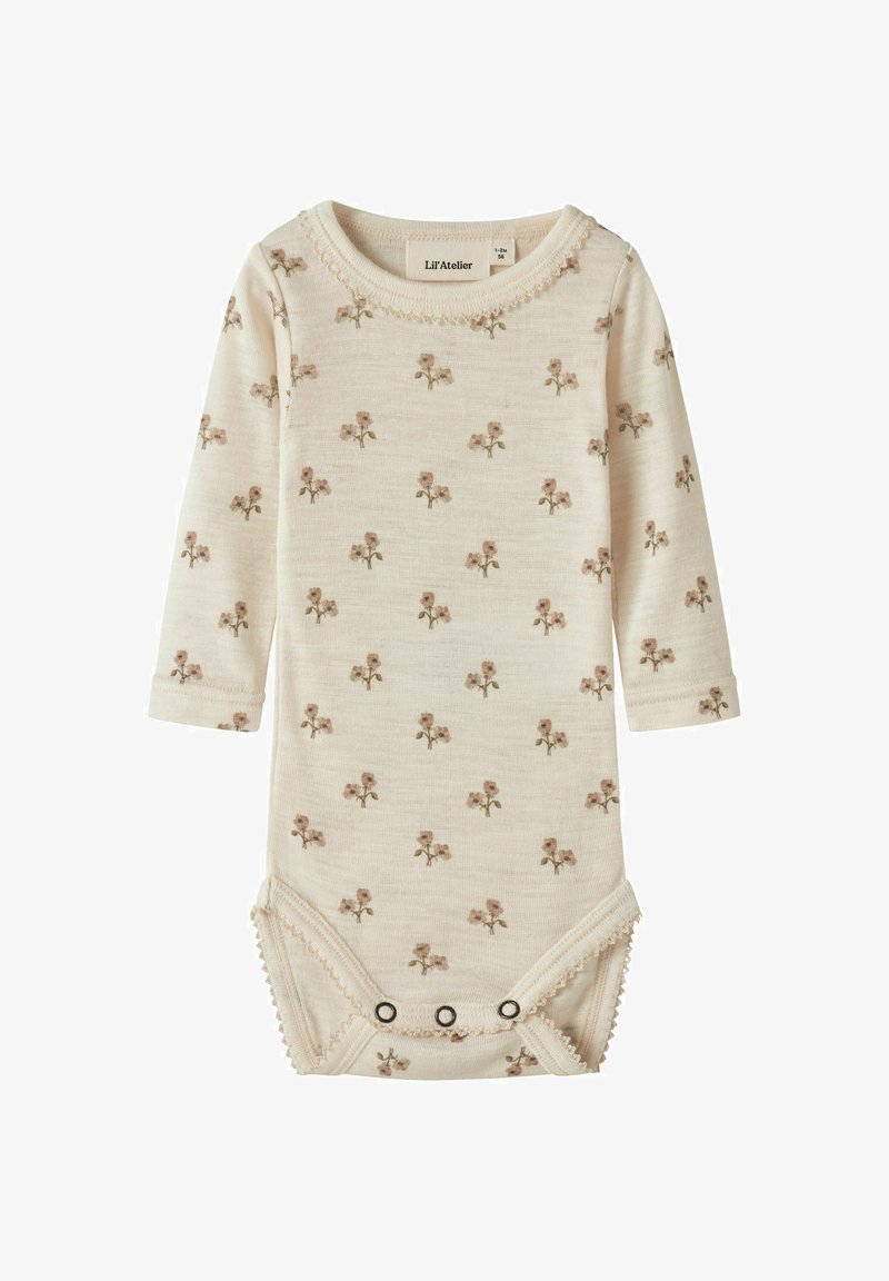 Body à manches longues pour bébé en crème avec un petit motif floral rose. Comprend des fermetures à pression au bas et une bordure texturée le long de l'encolure.