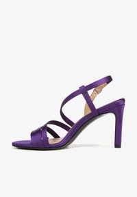 Geselecteerd, purple fabric