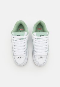 Globe TILT - Skatová obuv - white/green smu