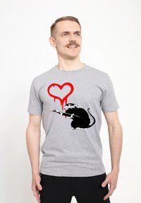 Šedé bavlněné tričko s černou myší držící štětec a s kápající červenou srdcovou kresbou nad ní. Jednoduchý kulatý výstřih a krátké rukávy.