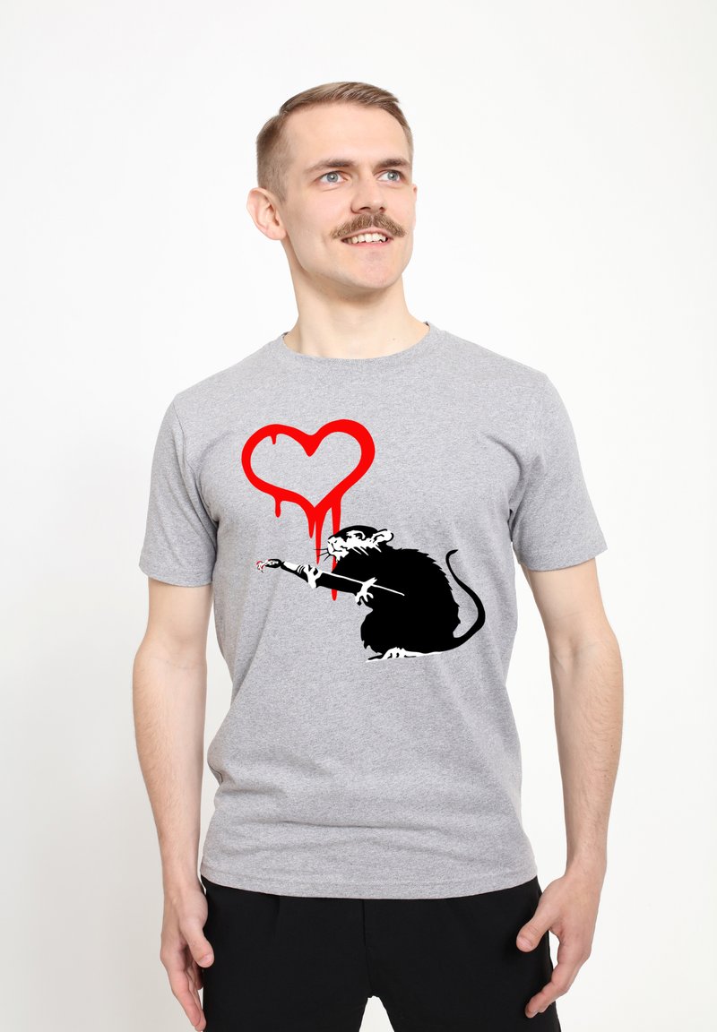 Šedé bavlněné tričko s černou myší držící štětec a s kápající červenou srdcovou kresbou nad ní. Jednoduchý kulatý výstřih a krátké rukávy.