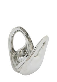Scultura in metallo argentato con una superficie liscia e riflettente. Il design presenta forme arrotondate e una struttura aperta con un elemento parzialmente chiuso.
